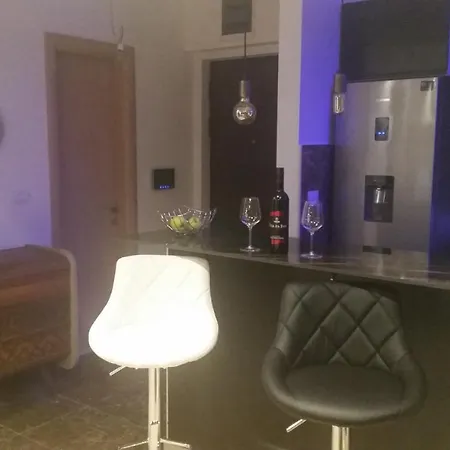 Апартаменти Luxury Presidental With A Jacuzzi And A Bar In Flatiron Скоп'є